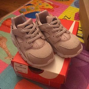 Toddler girl size 7 Nike huarache rum